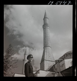 1717/K Istanbul allmänt. Man i uniform, minaret.