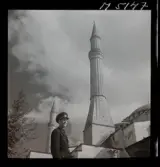 1717/K Istanbul allmänt. Man i uniform, minaret.