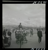 1717/K Istanbul allmänt. Gatuliv. Transport av varor med häst och vagn.