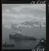 1717/K Istanbul allmänt. Båt vid kaj. I bakgrunden Karaköy och Galata-tornet.