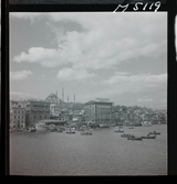 1717/K Istanbul allmänt. Vy över båtar på vatten och hus längs kaj.