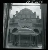 1717/K Istanbul allmänt. Fontän för tvagning på innergården till moské.