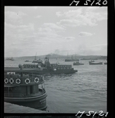 1717/K Istanbul allmänt. Färja vid kaj, båtar på vattnet.