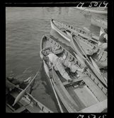 1717/K Istanbul allmänt. En man ligger och vilar i sin båt.