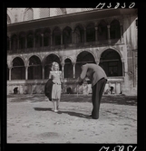 1717/L Istanbul allmänt. K W Gullers fotograferar en kvinna.