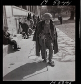 1717/L Istanbul allmänt. En äldre man med käpp kommer gående utanför moské.