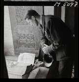 1717/L Istanbul allmänt. En man i uniform läser i en bok.