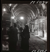 1717/L Istanbul allmänt. Gatuliv, eventuellt marknaden i Grand Bazaar.