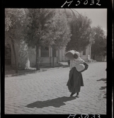 1717/L Istanbul allmänt. En kvinna passerar bärandes på säckar.