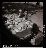1717/L Istanbul allmänt. Gatuförsäljare. En man säljer vattenmeloner från flaket på en hästdragen vagn.