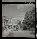 1717/L Istanbul allmänt. Gatuliv. Transport av varor med häst och vagn, biltrafik.