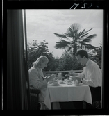 1717/L Istanbul allmänt. Fotograf K W Gullers äter frukost på en balkong med sin fru.