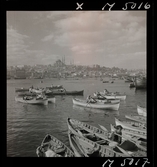1717/L Istanbul allmänt. Roddbåtar vid kaj och på vattnet.