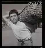 1717/L Istanbul allmänt. Porträtt av en pojke som bär en korg på ryggen.