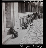 1717/L Istanbul allmänt. Människor tvättar sig utanför moské.