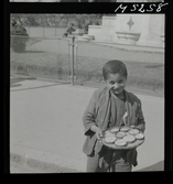 1717/L Istanbul allmänt. Gatuförsäljare. En pojke säljer frön.