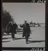 1717/L Istanbul allmänt. Två äldre än kommer gåendes från ett flygplan.