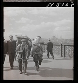 1717/L Istanbul allmänt. Gatuliv. Transport av varor, två unga män bär korgar på ryggen.