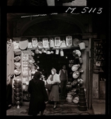 1717/L Istanbul allmänt. Gatuliv. Kunder framför en butik som säljer kastruller och kärl.