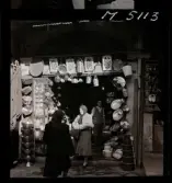 1717/L Istanbul allmänt. Gatuliv. Kunder framför en butik som säljer kastruller och kärl.