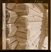 2358/13 Historieboken Ostindiska; Timrad husknut; Ostindiskt