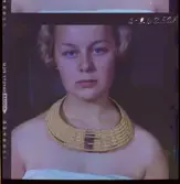 2358/25 Historieboken Folkdansare Halsband