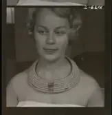 2358/25 Historieboken Folkdansare Halsband