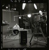 2368 Television Tak för TV; Sändning; Från utsändn. T-V-Studion + KWG på TV . Fotograf K W Gullers i TV-studio vid inspelning av fotografi-kurs.  