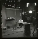 2369 Television Tak för TV; Sändning; Från utsändn. T-V-Studion + KWG på TV . Fotograf K W Gullers i TV-studio vid inspelning av fotografi-kurs.  