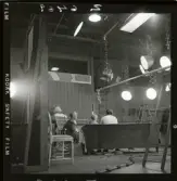 2370 Television Tak för TV; Sändning; Från utsändn. T-V-Studion + KWG på TV . Fotograf K W Gullers i TV-studio vid inspelning av fotografi-kurs.  