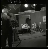 2377 Television Tak för TV; Sändning; Från utsändn. T-V-Studion + KWG på TV . Fotograf K W Gullers i TV-studio vid inspelning av fotografi-kurs.  