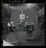 2379 Television Tak för TV; Sändning; Från utsändn. T-V-Studion + KWG på TV . Fotograf K W Gullers i TV-studio vid inspelning av fotografi-kurs.  