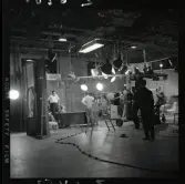 2382 Television Tak för TV; Sändning; Från utsändn. T-V-Studion + KWG på TV . Fotograf K W Gullers i TV-studio vid inspelning av fotografi-kurs.  