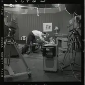 2384 Television Tak för TV; Sändning; Från utsändn. T-V-Studion + KWG på TV . Fotograf K W Gullers i TV-studio vid inspelning av fotografi-kurs.  