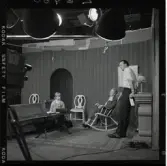 2385 Television Tak för TV; Sändning; Från utsändn. T-V-Studion + KWG på TV . Fotograf K W Gullers i TV-studio vid inspelning av fotografi-kurs.  