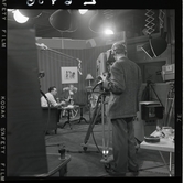 2387 Television Tak för TV; Sändning; Från utsändn. T-V-Studion + KWG på TV . Fotograf K W Gullers i TV-studio vid inspelning av fotografi-kurs.  