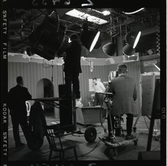 2388 Television Tak för TV; Sändning; Från utsändn. T-V-Studion + KWG på TV . Fotograf K W Gullers i TV-studio vid inspelning av fotografi-kurs.  