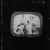 2398 Television Tak för TV; Sändning; Från utsändn. T-V-Studion + KWG på TV . Fotograf K W Gullers i TV-studio vid inspelning av fotografi-kurs.  