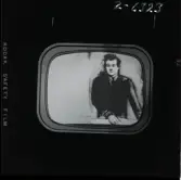 2401 Television Tak för TV; Sändning; Från utsändn. T-V-Studion + KWG på TV . Fotograf K W Gullers i TV-studio vid inspelning av fotografi-kurs.  