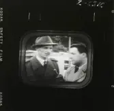 2410 Television Tak för TV; Sändning; Från utsändn. T-V-Studion + KWG på TV . Fotograf K W Gullers i TV-studio vid inspelning av fotografi-kurs.  