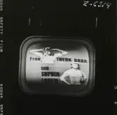 2412 Television Tak för TV; Sändning; Från utsändn. T-V-Studion + KWG på TV . Fotograf K W Gullers i TV-studio vid inspelning av fotografi-kurs.  