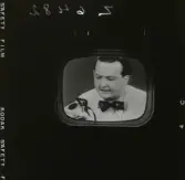 2418 Television Tak för TV; Sändning; Från utsändn. T-V-Studion + KWG på TV . Fotograf K W Gullers i TV-studio vid inspelning av fotografi-kurs.  