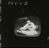 2429 Television Tak för TV; Sändning; Från utsändn. T-V-Studion + KWG på TV . Fotograf K W Gullers i TV-studio vid inspelning av fotografi-kurs.  