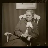 2435 Television Tak för TV; Sändning; Från utsändn. T-V-Studion + KWG på TV . I TV-studio vid inspelning av fotografi-kurs.  