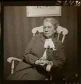 2436 Television Tak för TV; Sändning; Från utsändn. T-V-Studion + KWG på TV . I TV-studio vid inspelning av fotografi-kurs.  