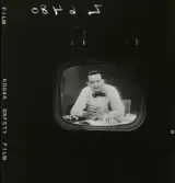 2450 Television Tak för TV; Sändning; Från utsändn. T-V-Studion + KWG på TV . Fotograf K W Gullers i TV-studio vid inspelning av fotografi-kurs.  