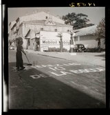 1950. Frankrike man med borste på gata
