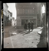 1950. Frankrike. 3 personer framför en skoaffär