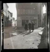 1950. Frankrike. 3 personer framför en skoaffär