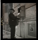 1950. Frankrike. Brevbärare vid postlåda